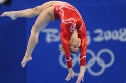 开云体育平台APP-当罗马的蓝色潮水漫过阿特拉斯山脉，穆勒的红色赛车正切开银石赛道的晨雾