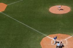 开云体育官网-双重碾压，当F1缠斗至最后一弯，拜仁已让对手听见时代碾过的轰鸣