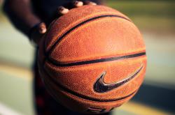 开云下载-数据中诞生的王朝对决，北京队险胜公牛，詹姆斯刷新纪录