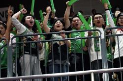 开云体育官方网站-现场球迷疯狂欢呼，决胜时刻球队艰难求胜