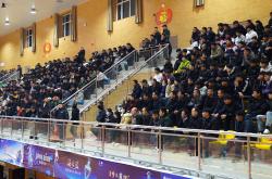 开云体育官网-关键比赛现场紧张异常，球迷热情高涨