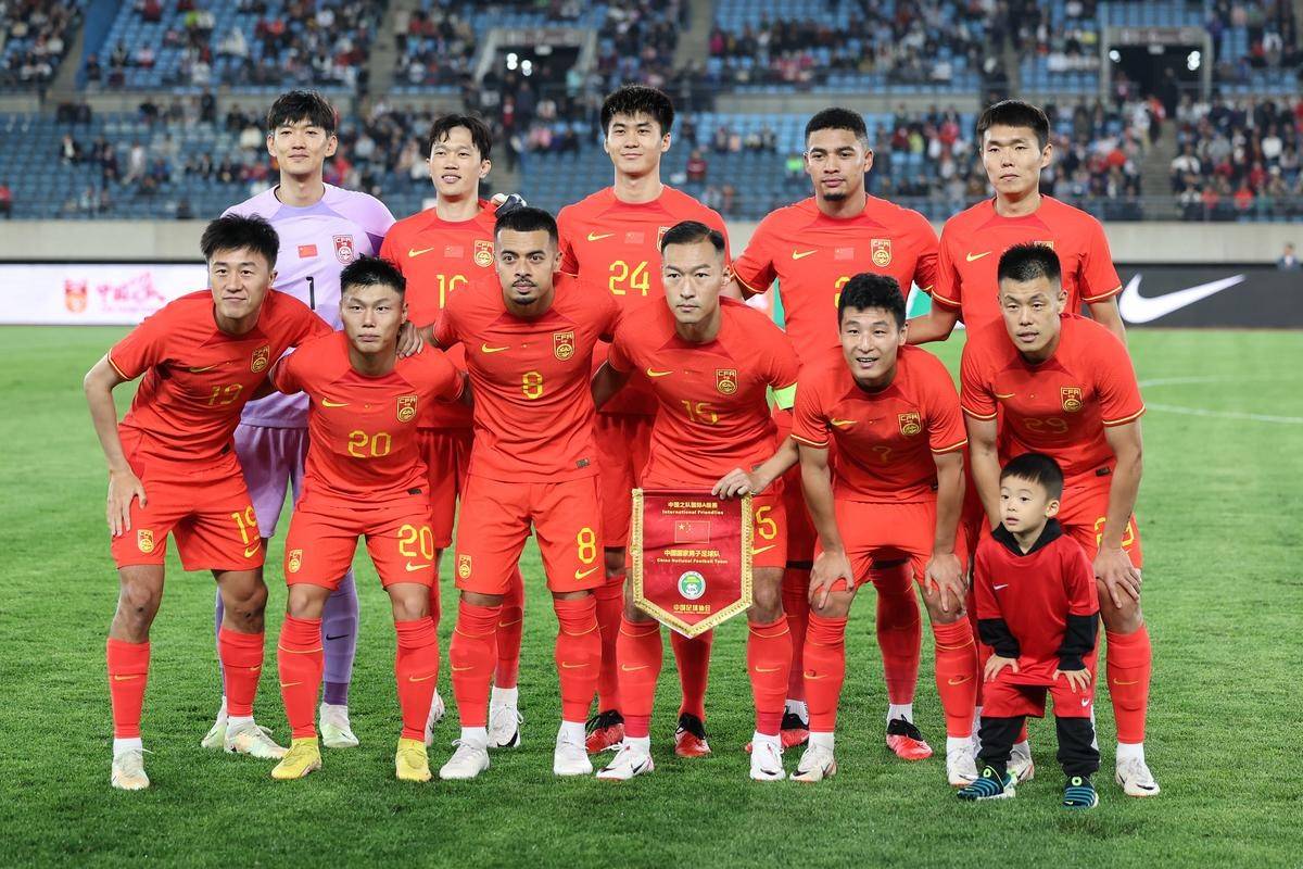 中国足球赛场上演激情对决，江苏苏宁夺冠