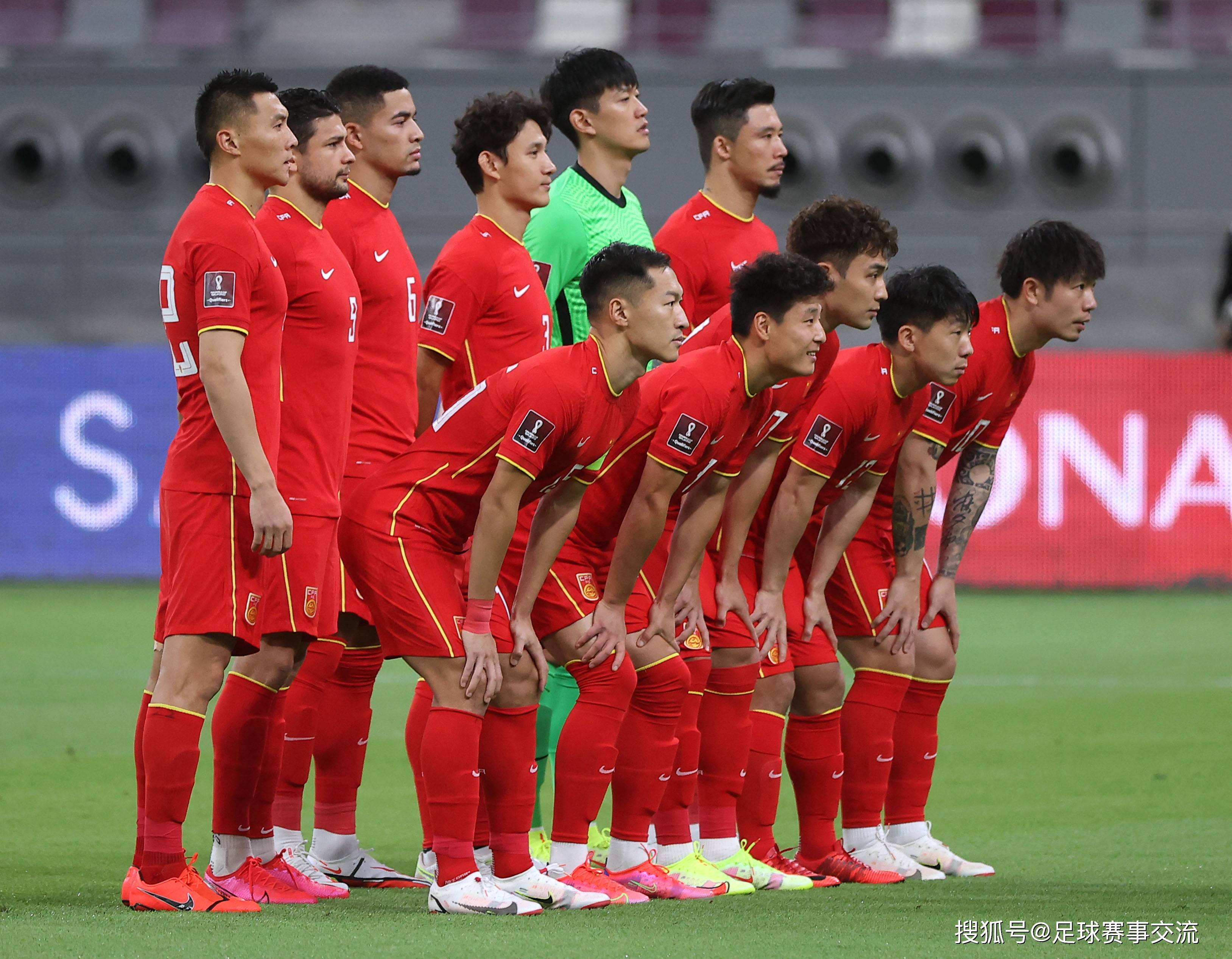 国内足球精彩对决，球员表现神勇