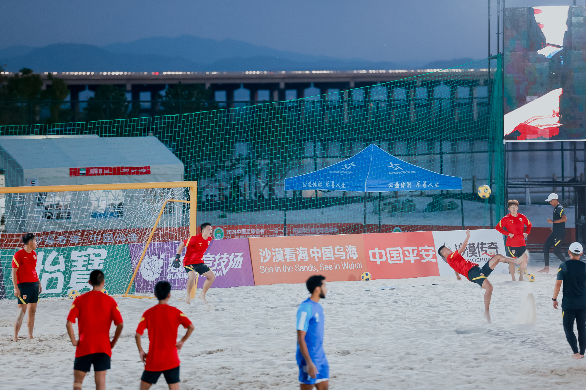 国内足球赛事激情澎湃，各支球队奋力拼搏