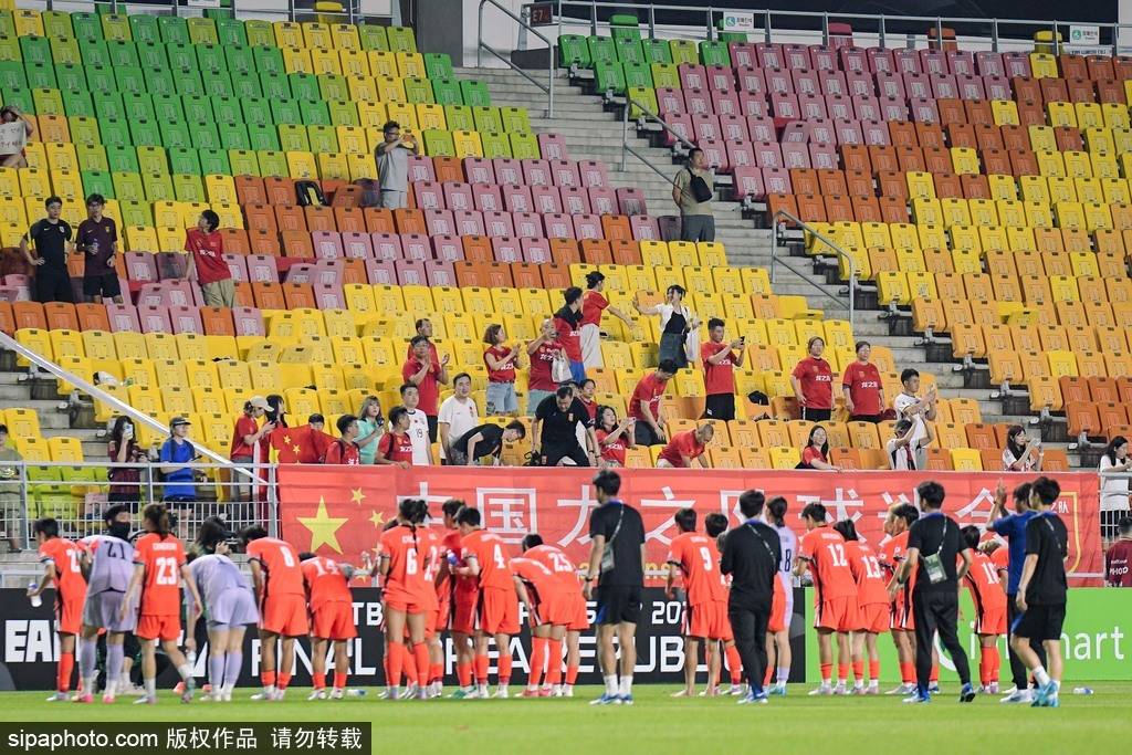 国内足球赛事激情澎湃，各支球队奋力拼搏