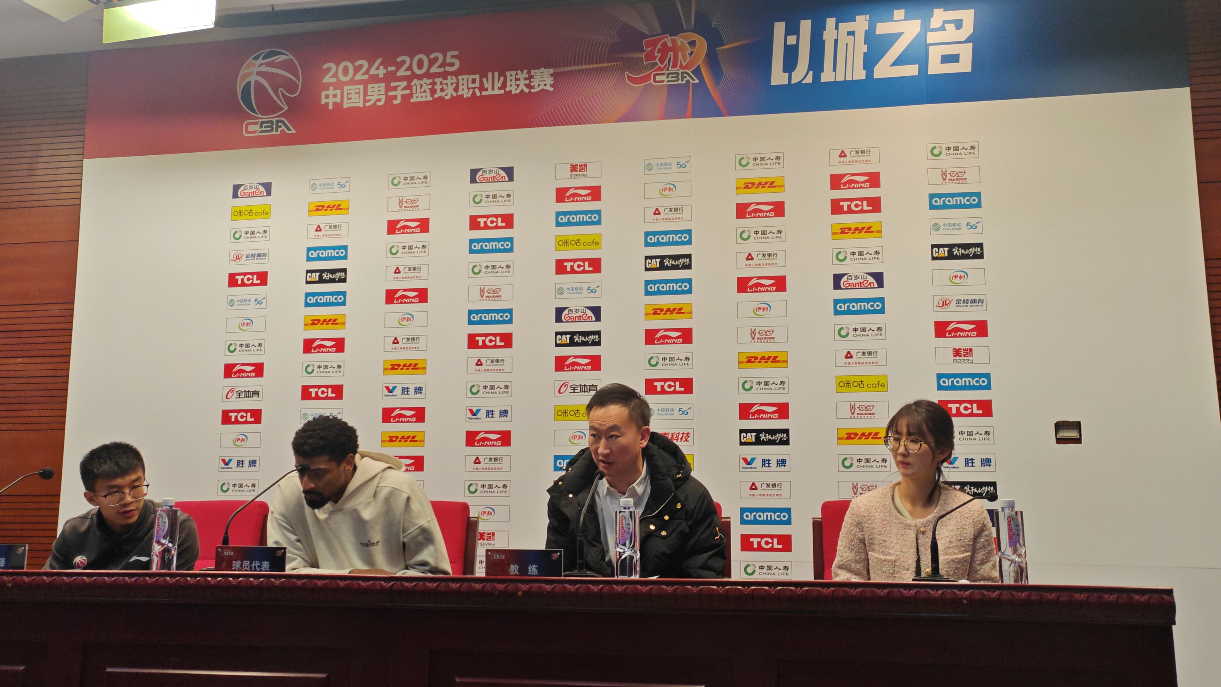 包含青岛队实力不俗成功逆袭，展现团队凝聚力的词条