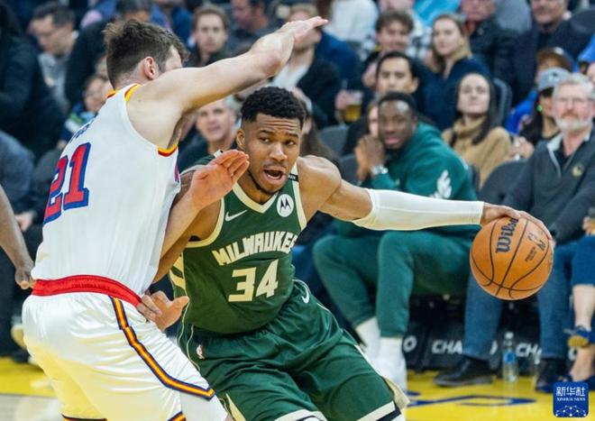 包含NBA季后赛：雄鹿队展现强劲实力占据优势的词条