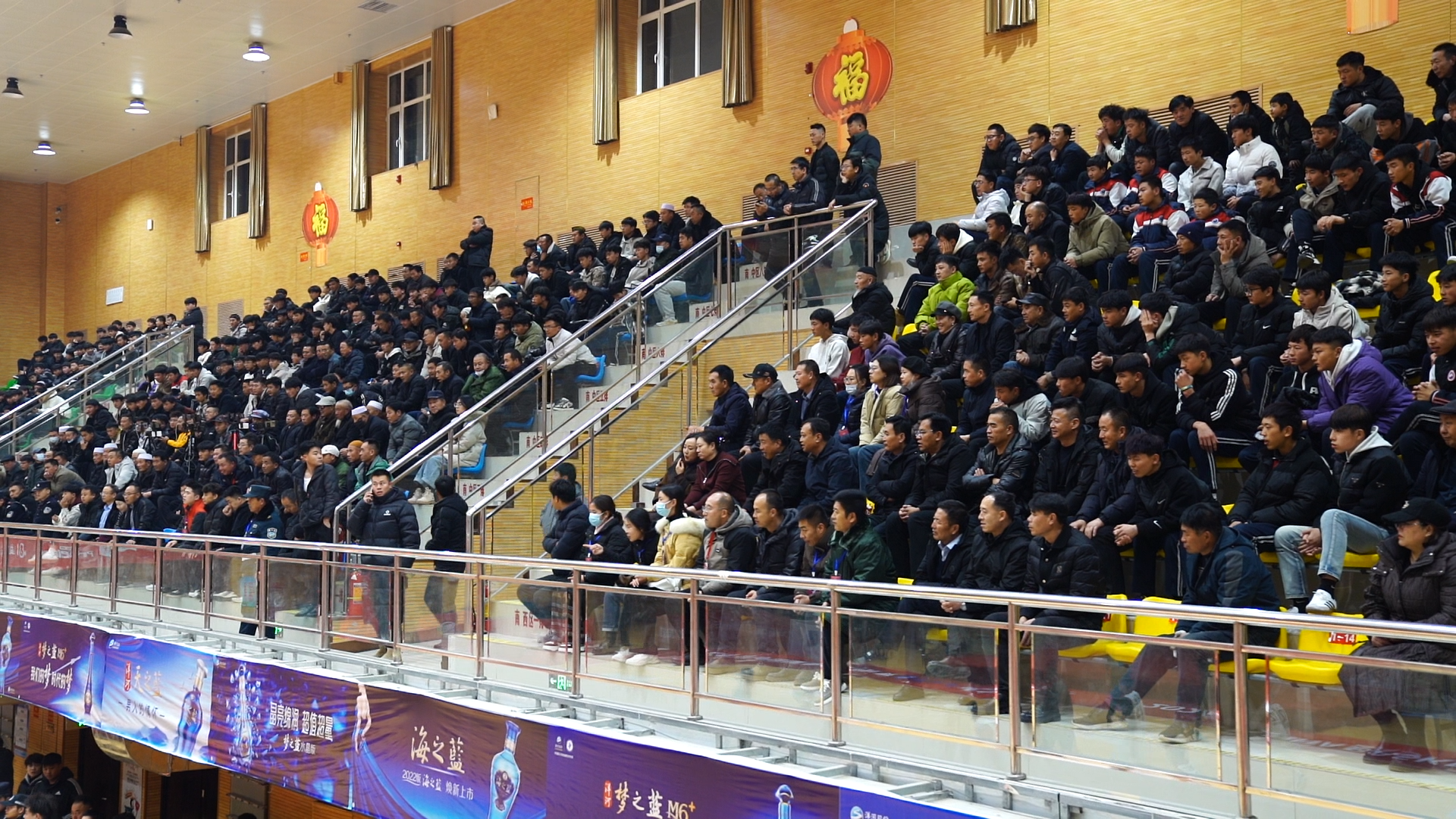 关键比赛现场紧张异常,球迷热情高涨 关键比赛现场紧张异常,球迷热情高涨