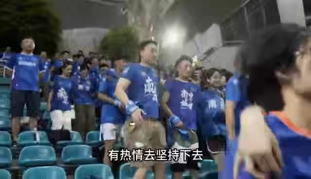 关键比赛现场紧张异常,球迷热情高涨 关键比赛现场紧张异常,球迷热情高涨
