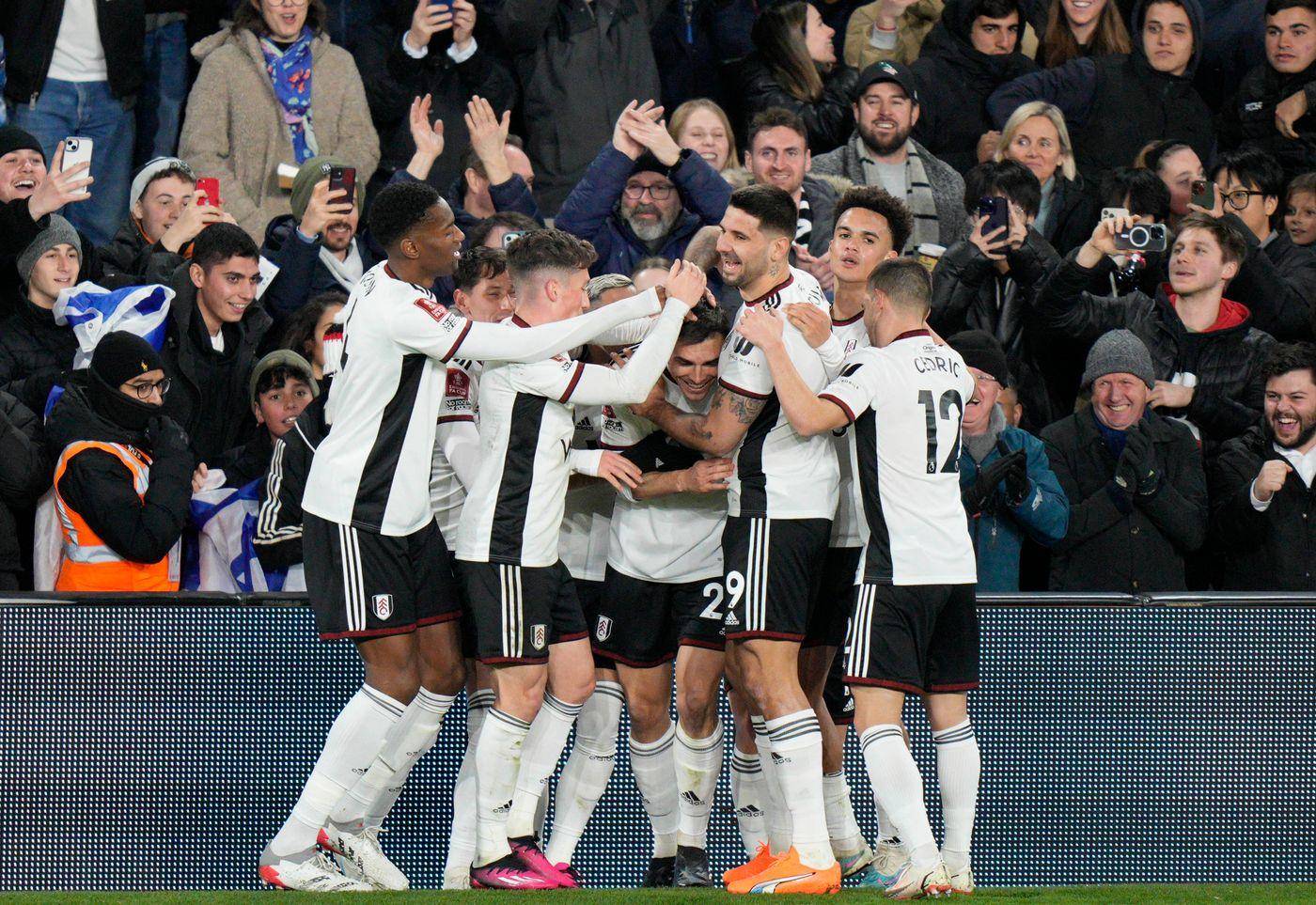 包含卡利亚里主场被热那亚逼平，需寻找进攻契机的词条