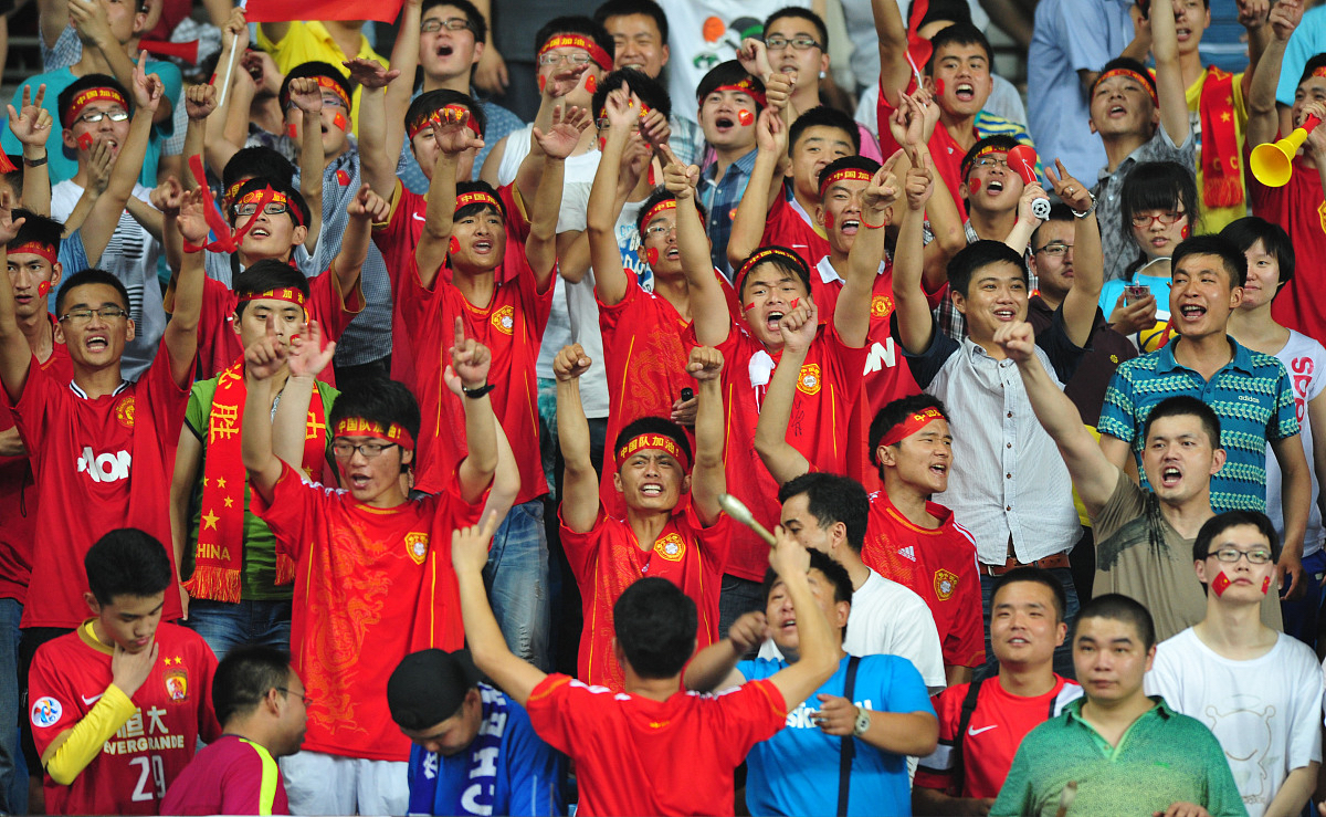 体育场内外齐欢呼，中国队夺得胜利