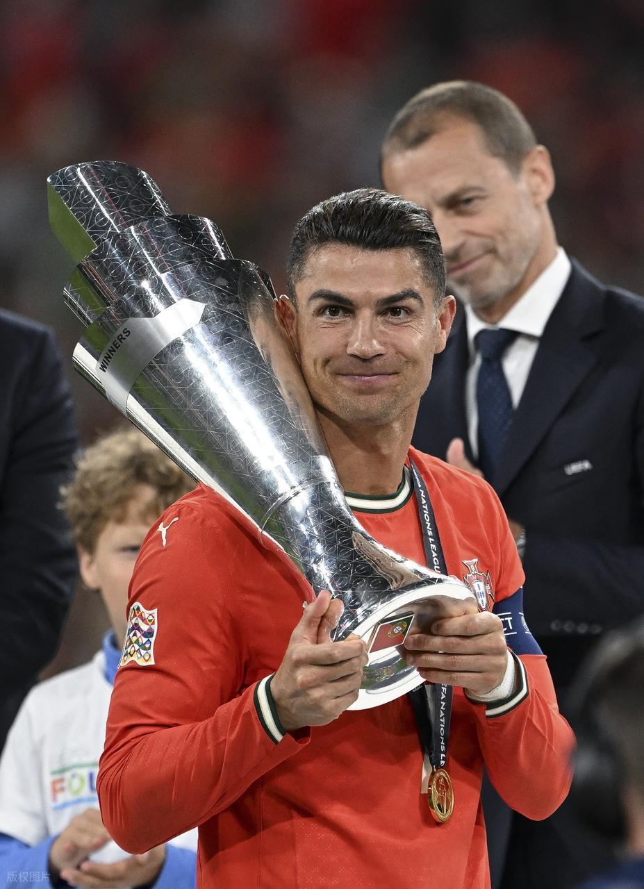 葡萄牙队惨遭淘汰，C罗或将告别国家队