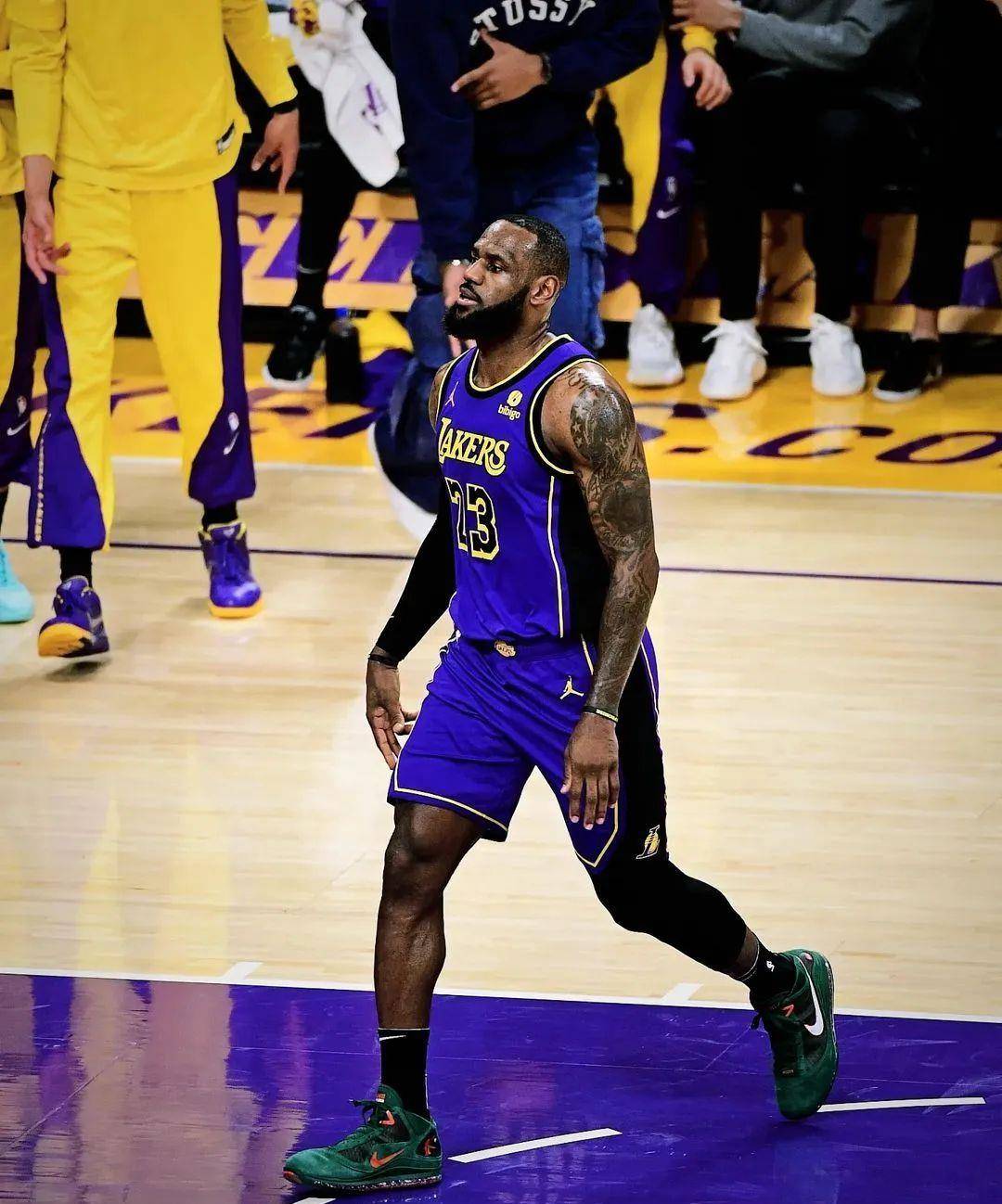 勇士击败湖人，保持不败纪录