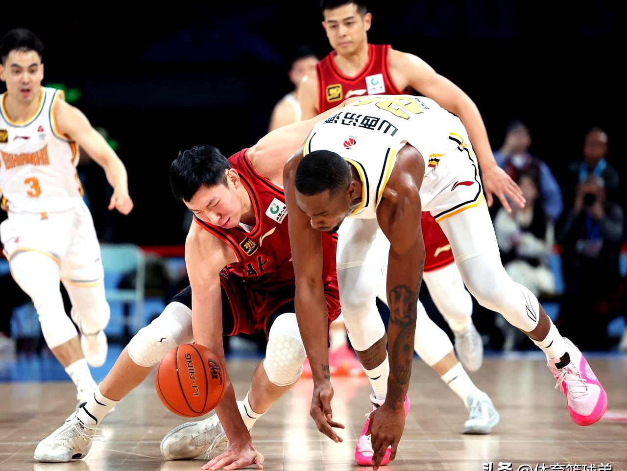 篮球巨星受伤缺席关键比赛，球队备受打击的简单介绍