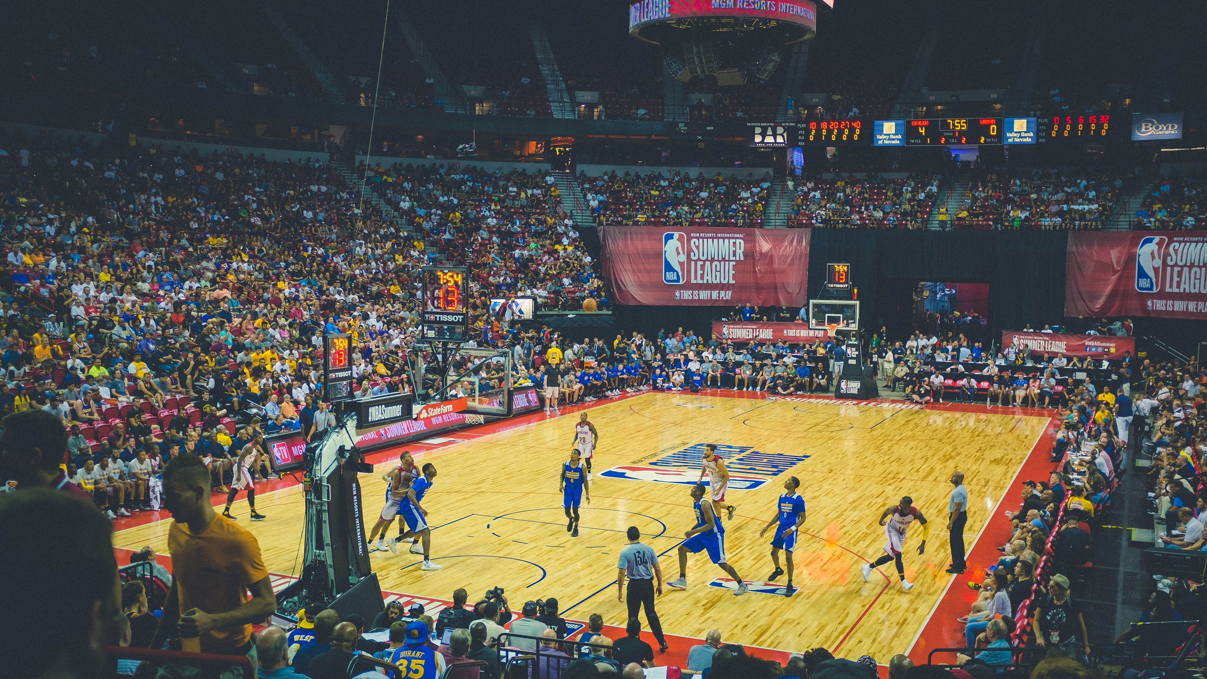 银箭屠龙夜,汉密尔顿一记超越如何击碎阿斯顿·马丁的野心?